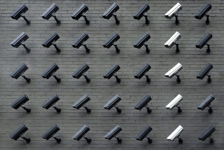 Gartner alerta de un nuevo riesgo para la privacidad: la IA podrá revelar más sobre una persona que sus propios datos