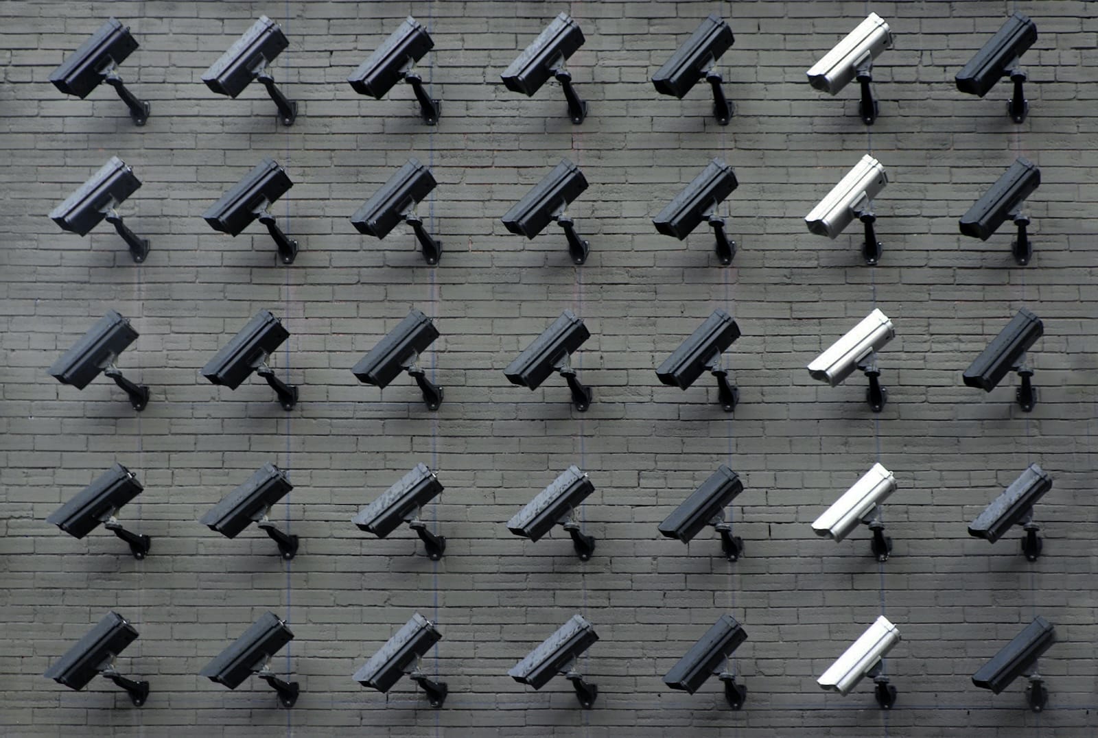 Gartner alerta de un nuevo riesgo para la privacidad: la IA podrá revelar más sobre una persona que sus propios datos
