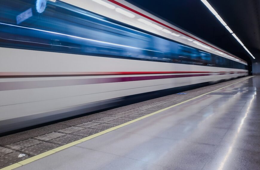 Un ciberataque con IA golpea a Adif y Renfe y habría sustraído 500 GB de datos