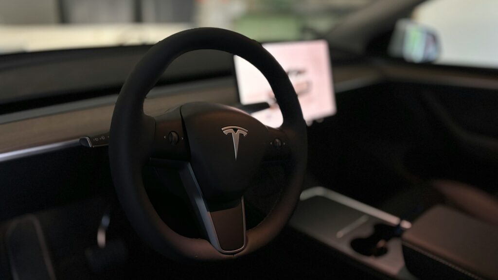 Tesla corrige una grave vulnerabilidad que permitía controlar el Model 3 explotando los sensores de presión de neumáticos