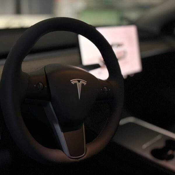 Tesla corrige una grave vulnerabilidad que permitía controlar el Model 3 explotando los sensores de presión de neumáticos