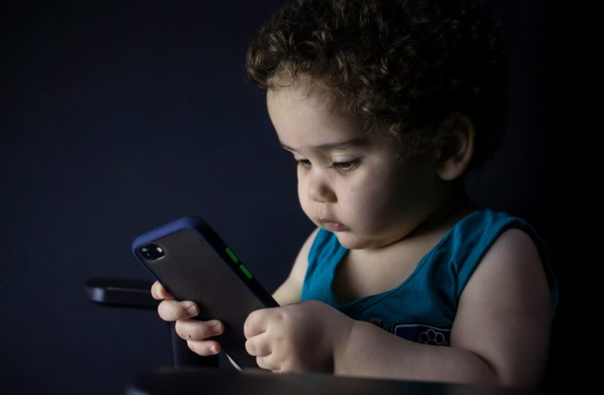 Francia frena la verificación de edad en redes por sus riesgos para la privacidad